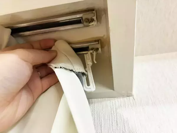 カーテンのフックを付け替えるだけ！　光漏れを防げる裏ワザに「熱気も防げて助かる！」