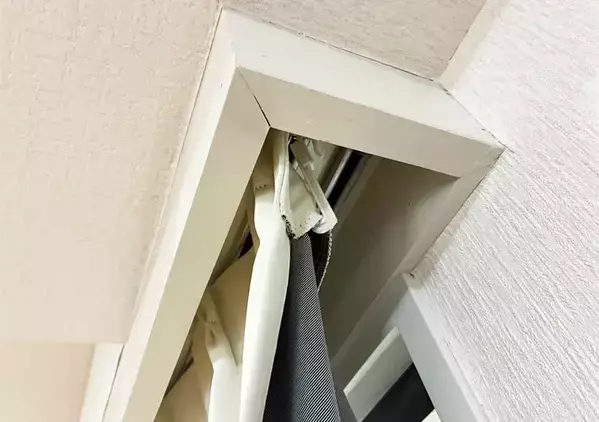 カーテンのフックを付け替えるだけ！　光漏れを防げる裏ワザに「熱気も防げて助かる！」