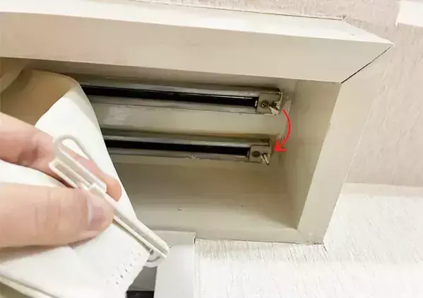 カーテンのフックを付け替えるだけ！　光漏れを防げる裏ワザに「熱気も防げて助かる！」
