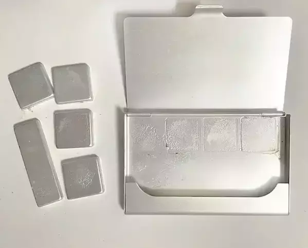 「蓋が壊れた」「かさ張って困る」メイクの悩みに　100均のアイテムで作る『パレット』が便利だった！