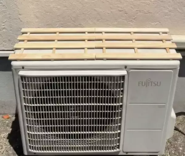エアコンの室外機　断熱シートとの間に100均すのこを挟んだ結果、下がった温度が…