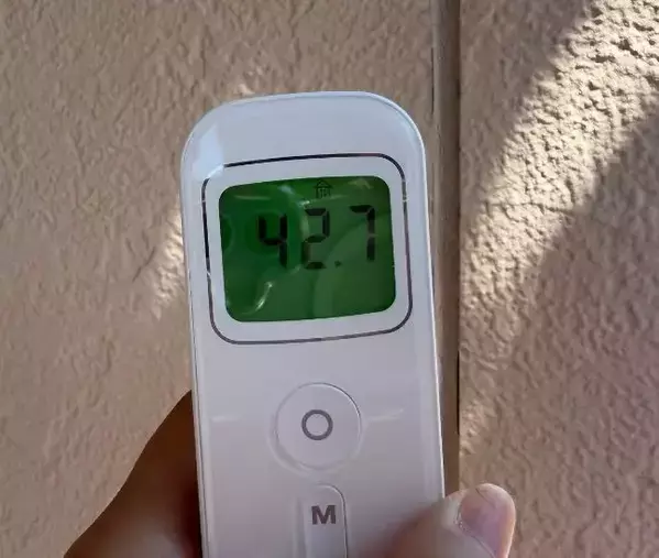 エアコンの室外機　断熱シートとの間に100均すのこを挟んだ結果、下がった温度が…