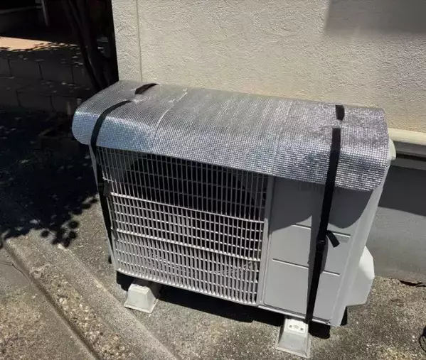 エアコンの室外機　断熱シートとの間に100均すのこを挟んだ結果、下がった温度が…