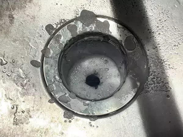 重曹とクエン酸の2アイテムを活用！　こすらず15分でキッチンの悪臭を消す方法