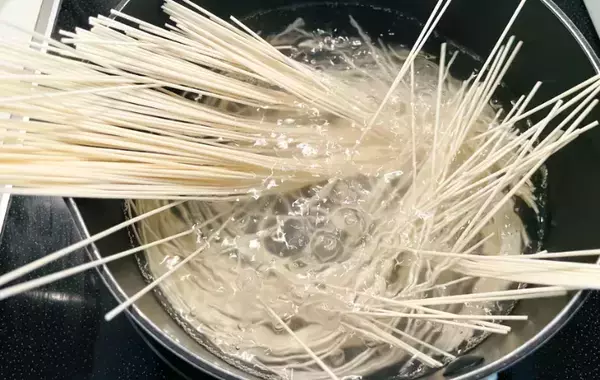 そうめんをゆでた後に？　まさかの味つけに、夫が「驚いたけどおいしい！」【15分レシピ】