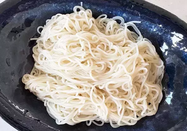 まだめんつゆで食べてる？　そうめんの思わぬ食べ方に「こっちのが好き」「早くやればよかった」
