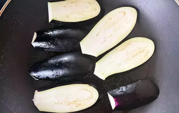 具材はナスと大葉でOK！　焼いて漬けるだけの一品が「ご飯に合う」「そうめんにものせたい」