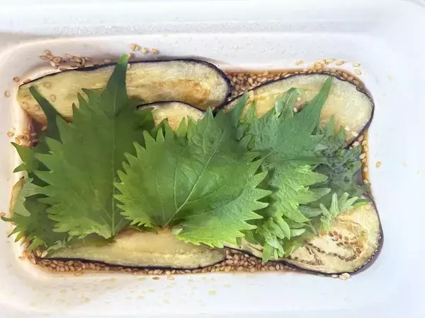 具材はナスと大葉でOK！　焼いて漬けるだけの一品が「ご飯に合う」「そうめんにものせたい」