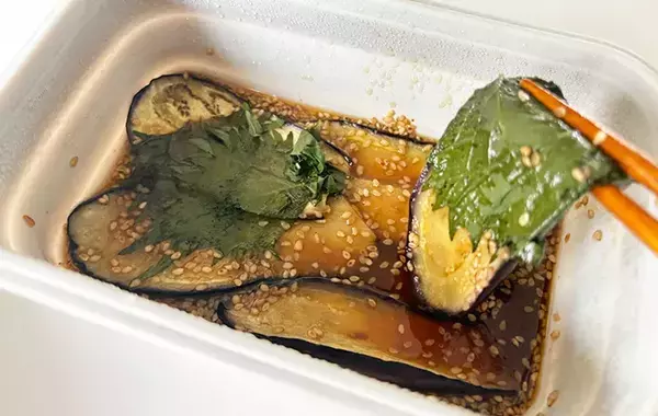具材はナスと大葉でOK！　焼いて漬けるだけの一品が「ご飯に合う」「そうめんにものせたい」
