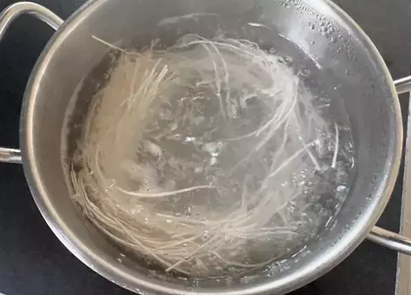 そうめんに『大さじ2杯』混ぜてみて！　めんつゆいらずの食べ方に「ありそうでなかった」