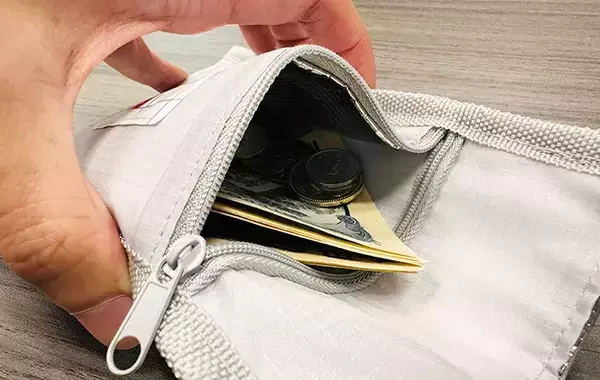 3COINSで見つけた夏にぴったりのサコッシュ　ペットボトルの保冷や塩分補給がこれで快適に！