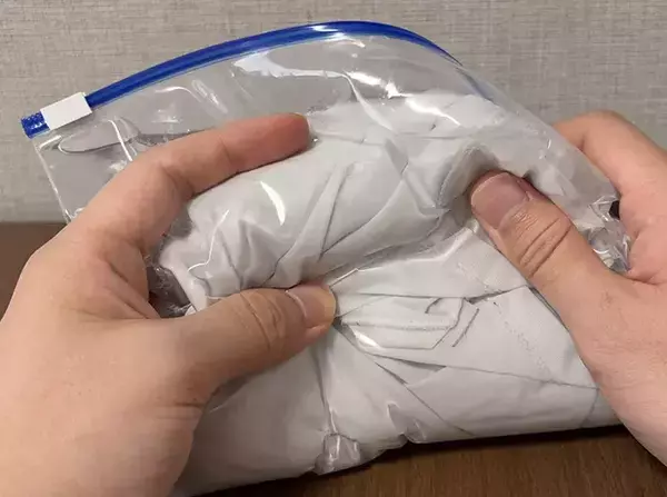 ジッパー袋に洗剤を入れて…　少量の水で洗濯する方法が「夏に役立つ！」