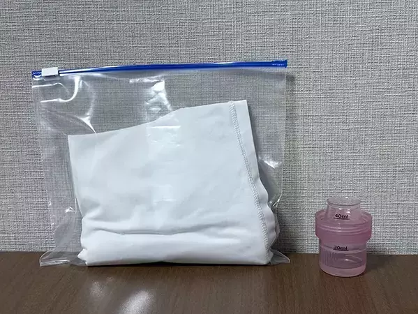 ジッパー袋に洗剤を入れて…　少量の水で洗濯する方法が「夏に役立つ！」