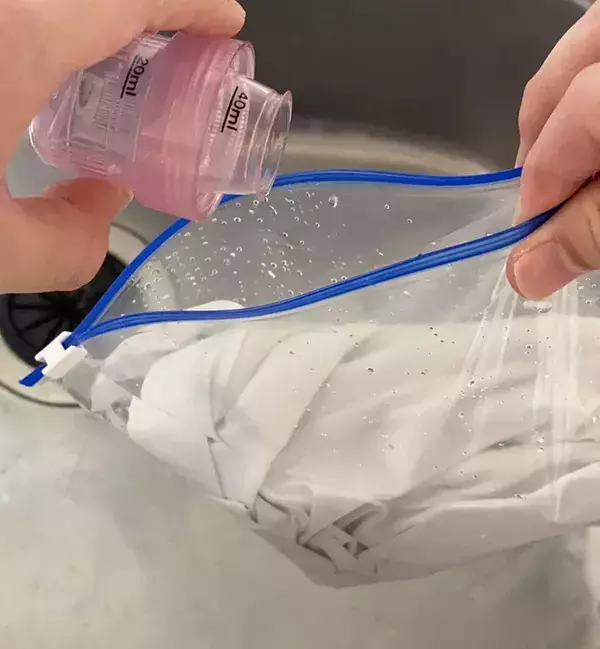 ジッパー袋に洗剤を入れて…　少量の水で洗濯する方法が「夏に役立つ！」