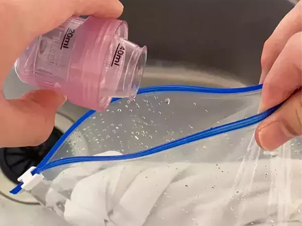 ジッパー袋に洗剤を入れて…　少量の水で洗濯する方法が「夏に役立つ！」