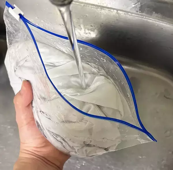 ジッパー袋に洗剤を入れて…　少量の水で洗濯する方法が「夏に役立つ！」