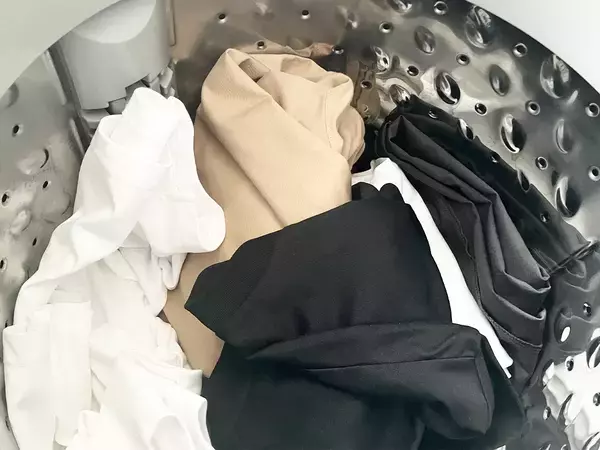 黄ばんだ白いTシャツ、洗うの待った！　プロに『洗濯の盲点』を聞いた