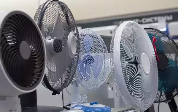 扇風機とサーキュレーター、エアコン中はどっち？　メーカーが教える使い分け