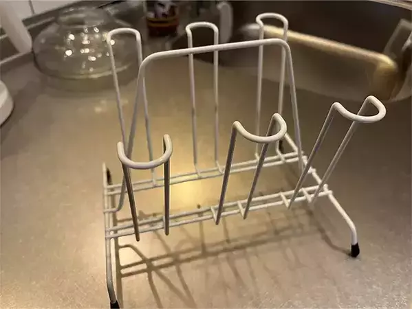 「どこ置いた？」がなくなった　ダイソーのコップスタンドが家中で活躍！