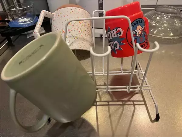 「どこ置いた？」がなくなった　ダイソーのコップスタンドが家中で活躍！