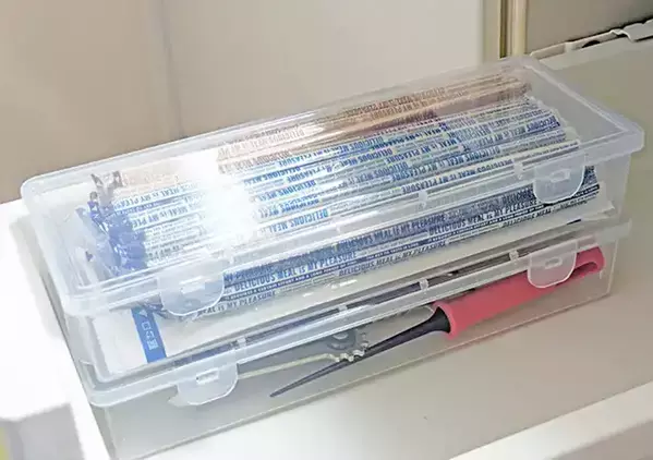 【DAISO】110円の「お箸ストッカー」がレジャーでも活躍！「小物はすべてこれに収納したい」