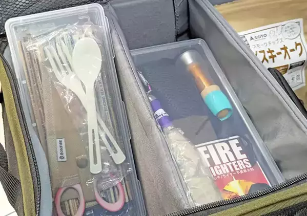 【DAISO】110円の「お箸ストッカー」がレジャーでも活躍！「小物はすべてこれに収納したい」
