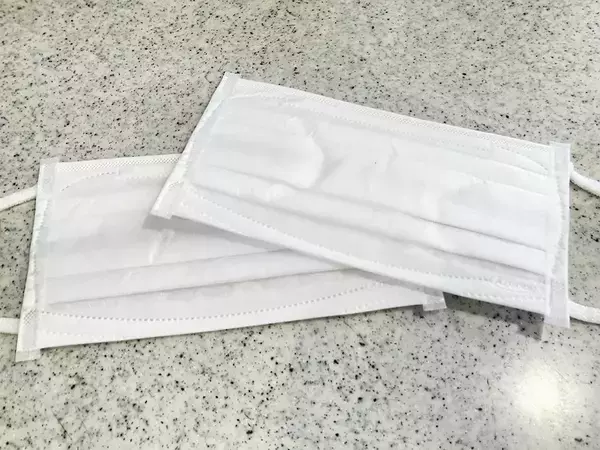夏に蒸れるマスク、『冷感スプレー』使ってOK？　小林製薬が教える“暑さ対策”