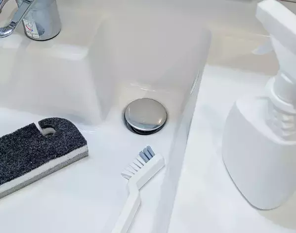 ラップをして30分放置　洗面台の『排水口』の汚れを落とす裏ワザで「スッキリ」【排水口掃除4選】