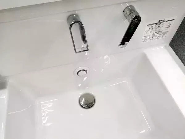 ラップをして30分放置　洗面台の『排水口』の汚れを落とす裏ワザで「スッキリ」【排水口掃除4選】