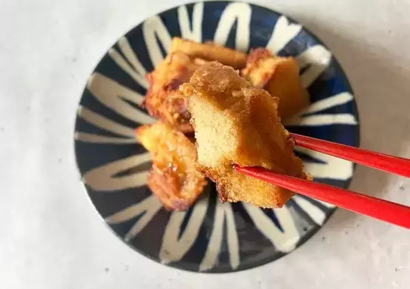水でもどした高野豆腐に『大さじ1杯』いれて！　カリッと揚げれば「鶏肉みたい」