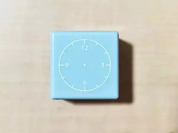 セリアで見つけた『四角いアイテム』 メモ帳にポンと押すと？「一目で分かる」