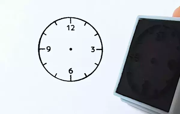 セリアで見つけた『四角いアイテム』 メモ帳にポンと押すと？「一目で分かる」