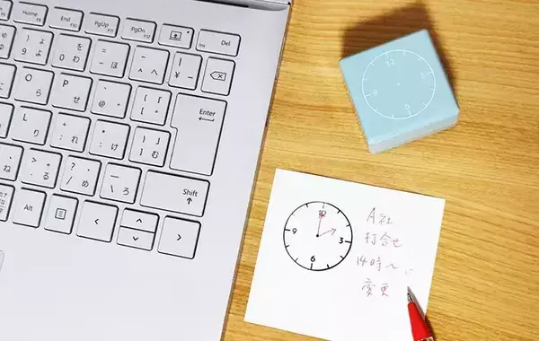 セリアで見つけた『四角いアイテム』 メモ帳にポンと押すと？「一目で分かる」