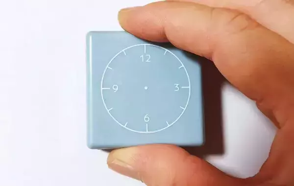 セリアで見つけた『四角いアイテム』 メモ帳にポンと押すと？「一目で分かる」