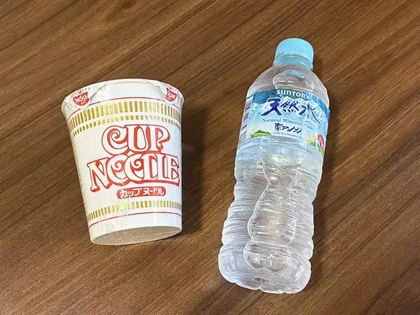 カップラーメンに『水』を注ぐと？　30分後の変化に「夏の非常食にピッタリ」