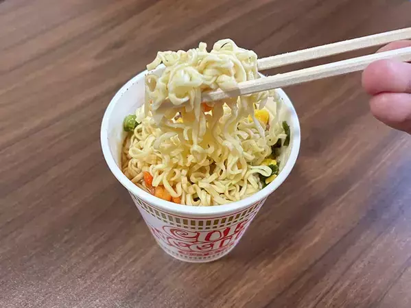 カップラーメンに『水』を注ぐと？　30分後の変化に「夏の非常食にピッタリ」