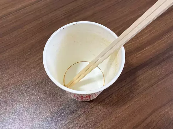 カップラーメンに『水』を注ぐと？　30分後の変化に「夏の非常食にピッタリ」