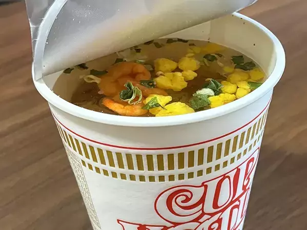 カップラーメンに『水』を注ぐと？　30分後の変化に「夏の非常食にピッタリ」