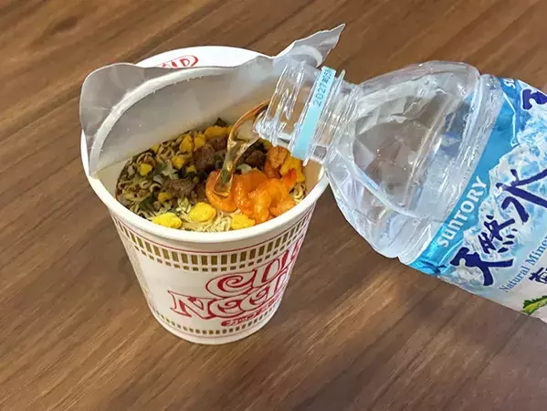 カップラーメンに『水』を注ぐと？　30分後の変化に「夏の非常食にピッタリ」