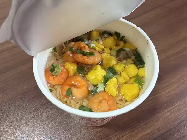 カップラーメンに『水』を注ぐと？　30分後の変化に「夏の非常食にピッタリ」