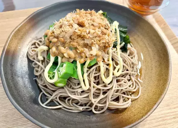 納豆とオクラのそば　仕上げに『適量』かけたのは？「クリーミーでおいしい！」