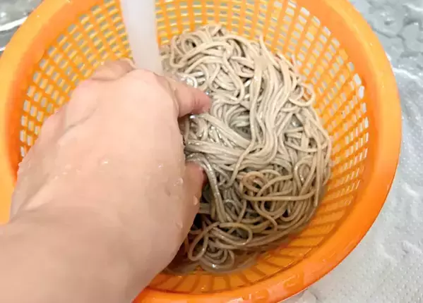 納豆とオクラのそば　仕上げに『適量』かけたのは？「クリーミーでおいしい！」