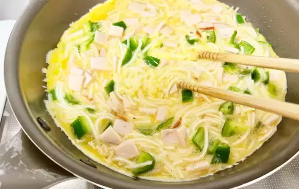 卵液に『1束』混ぜてみて！　モチモチ食感のオムレツに「息子の箸が止まらない」
