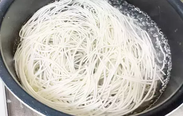 卵液に『1束』混ぜてみて！　モチモチ食感のオムレツに「息子の箸が止まらない」