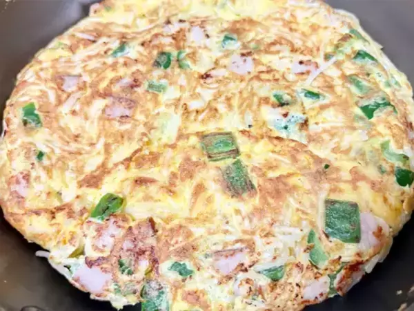卵液に『1束』混ぜてみて！　モチモチ食感のオムレツに「息子の箸が止まらない」