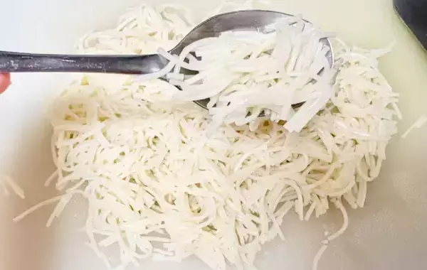 卵液に『1束』混ぜてみて！　モチモチ食感のオムレツに「息子の箸が止まらない」