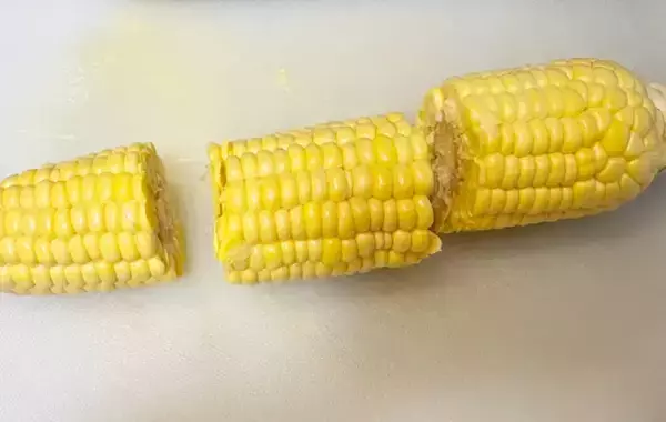 息子の食べる手が止まらない！トウモロコシに『大さじ1杯』まぶして焼いてみた