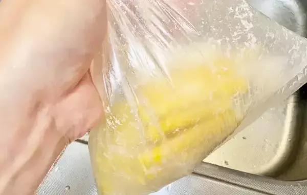 息子の食べる手が止まらない！トウモロコシに『大さじ1杯』まぶして焼いてみた