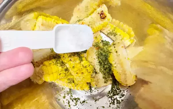 息子の食べる手が止まらない！トウモロコシに『大さじ1杯』まぶして焼いてみた