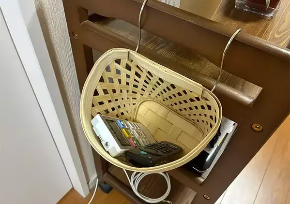 玄関に『100均のカゴ』を設置すれば収納問題を解決　便利な収納アイディアとは